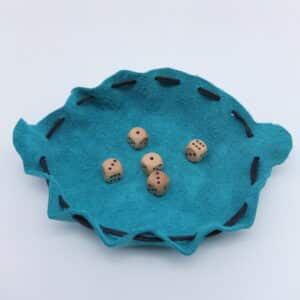 bourse bleu turquoise  et dés à jouer en bois