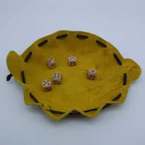 bourse jaune et dés à jouer en bois