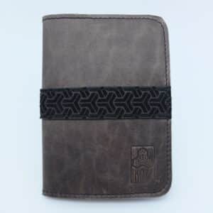 porte passeport gris foncé et noir